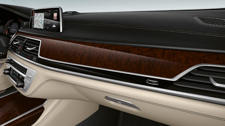 BMW Individual декоративные планки &quot;Узорчатый Ясень&quot; черно-красного цвета, глянцевые, крупный план