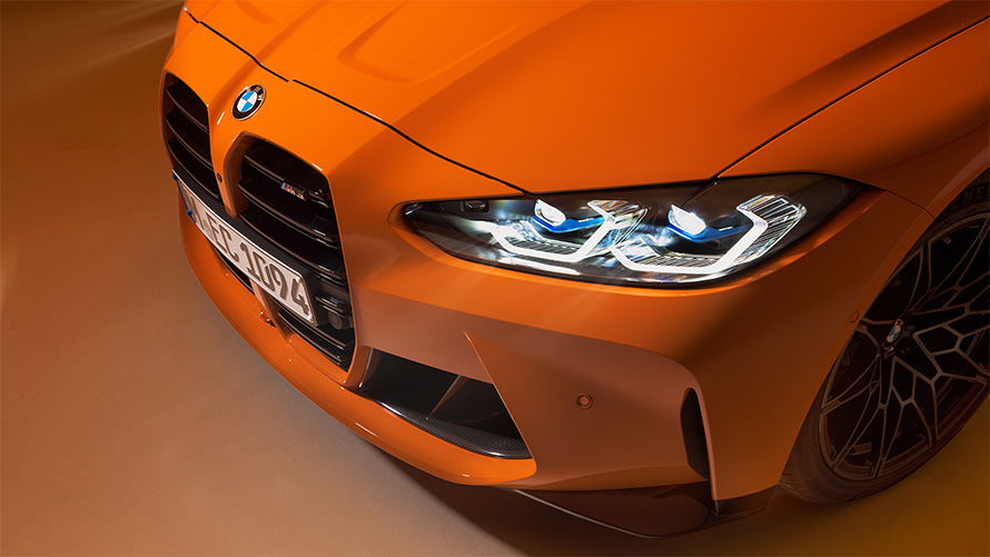BMW M4 Competition Coupe G82 2021 BMW Individual Fire Orange, в статике, вид спереди в три четверти, крупный план в виде сверху