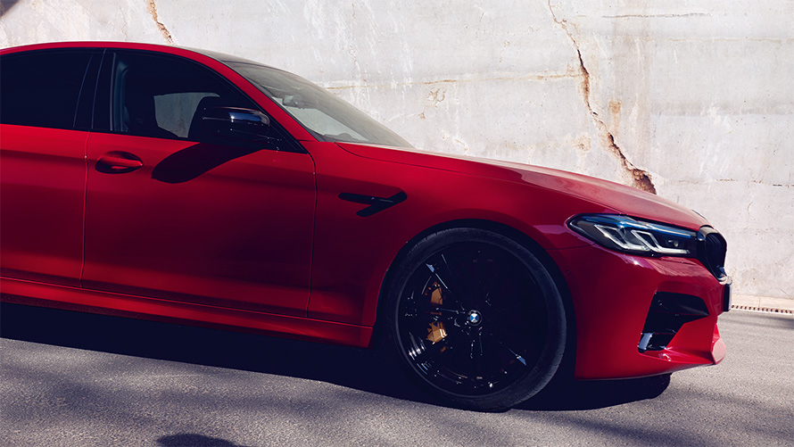 BMW M5 Competition F90 2018 BMW Individual Imola Red, вид сбоку в статике