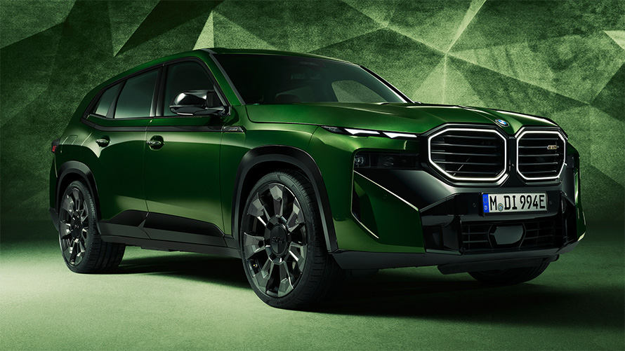 BMW M3 G80 2021 BMW Individual Mint Green, вид сбоку в три четверти в статике с видом спереди