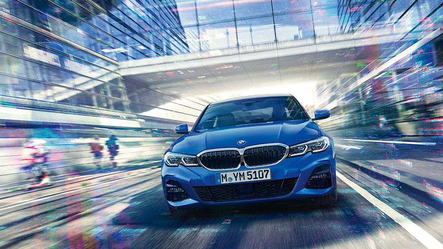 BMW Personal CoPilot: интеллектуальное вождение Мужчина управляет автомобилем BMW с помощью систем помощи водителю BMW Personal CoPilot.