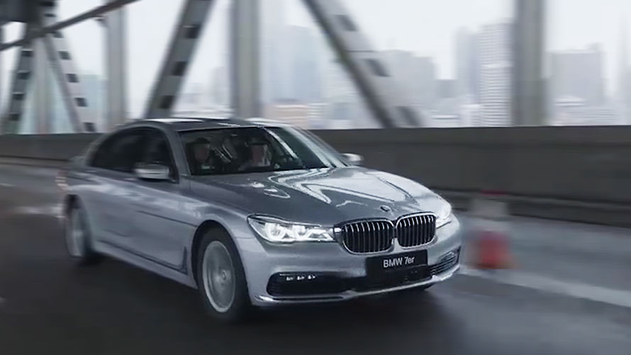 BMW Personal CoPilot: экспериментальный парк для испытания систем автономного вождения в будущем Седан BMW 5-й серии серого цвета с надписью BMW Personal CoPilot, движется по шоссе (вид справа).