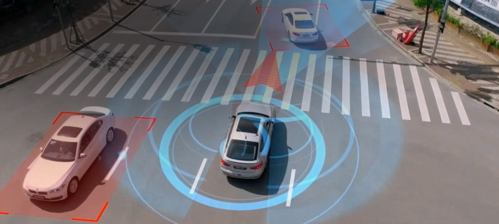 BMW Personal CoPilot: автономное вождение изменит нашу жизнь Три автомобиля BMW в системе виртуальной графики, определяющей их положение и направление движения.
