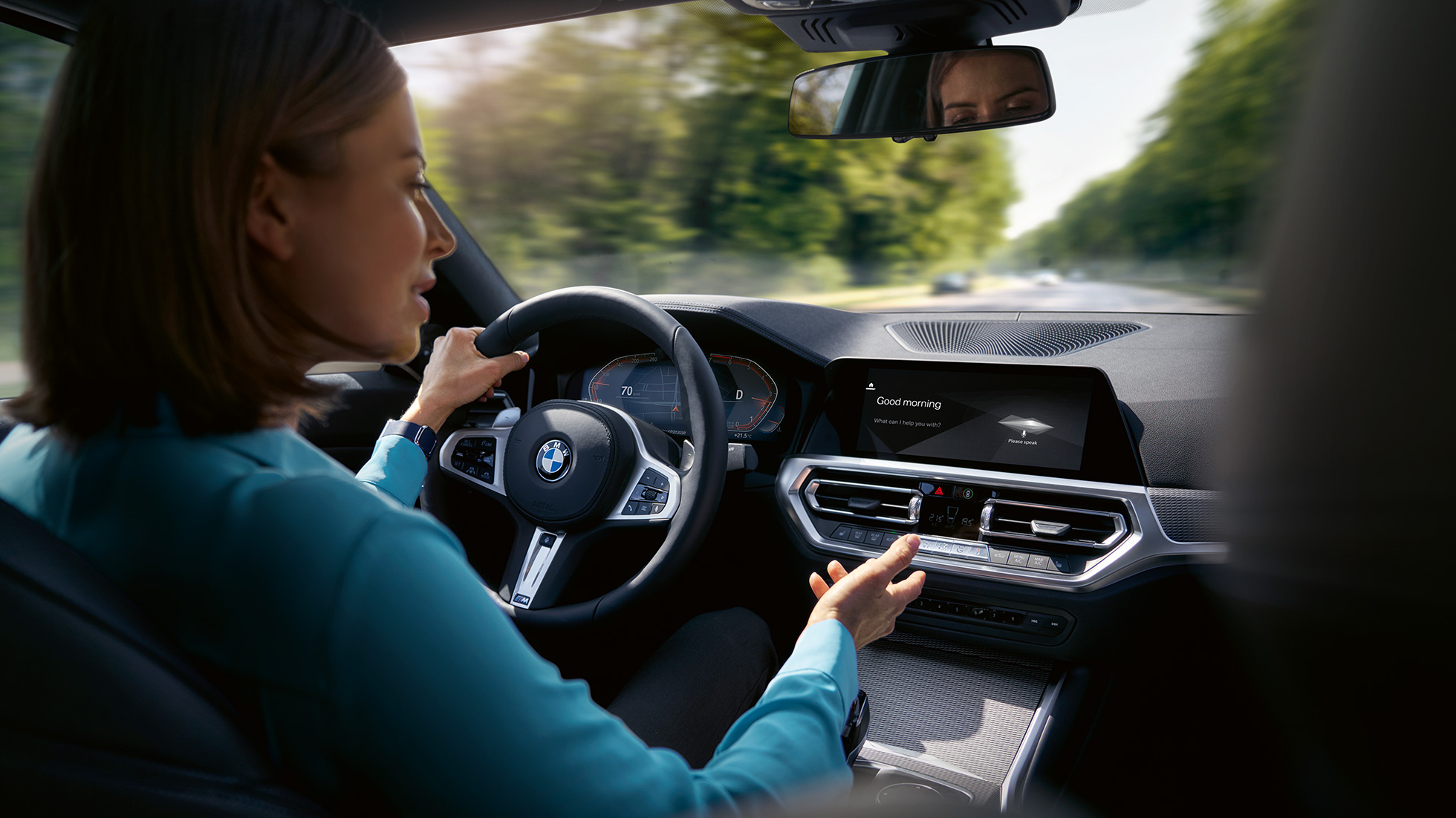 Женщина использует Intelligent Personal Assistant в своем BMW Женщина использует умный помощник BMW ConnectedDrive Intelligent Personal Assistant в своем BMW