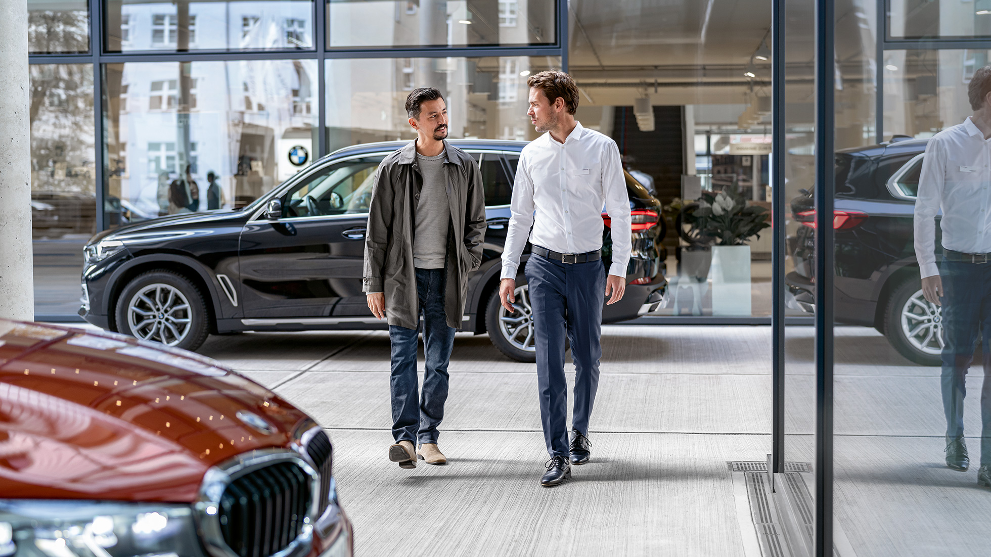 Сервис BMW, сервисное предложение BMW Сотрудник сервиса в сервисном центре BMW