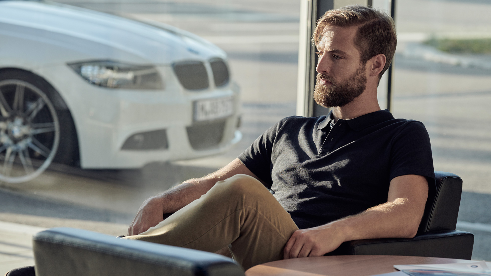 Сервис BMW, BMW Service Inclusive Сервис BMW, BMW Service Inclusive, мужчина расслабленно сидит в дилерском центре BMW