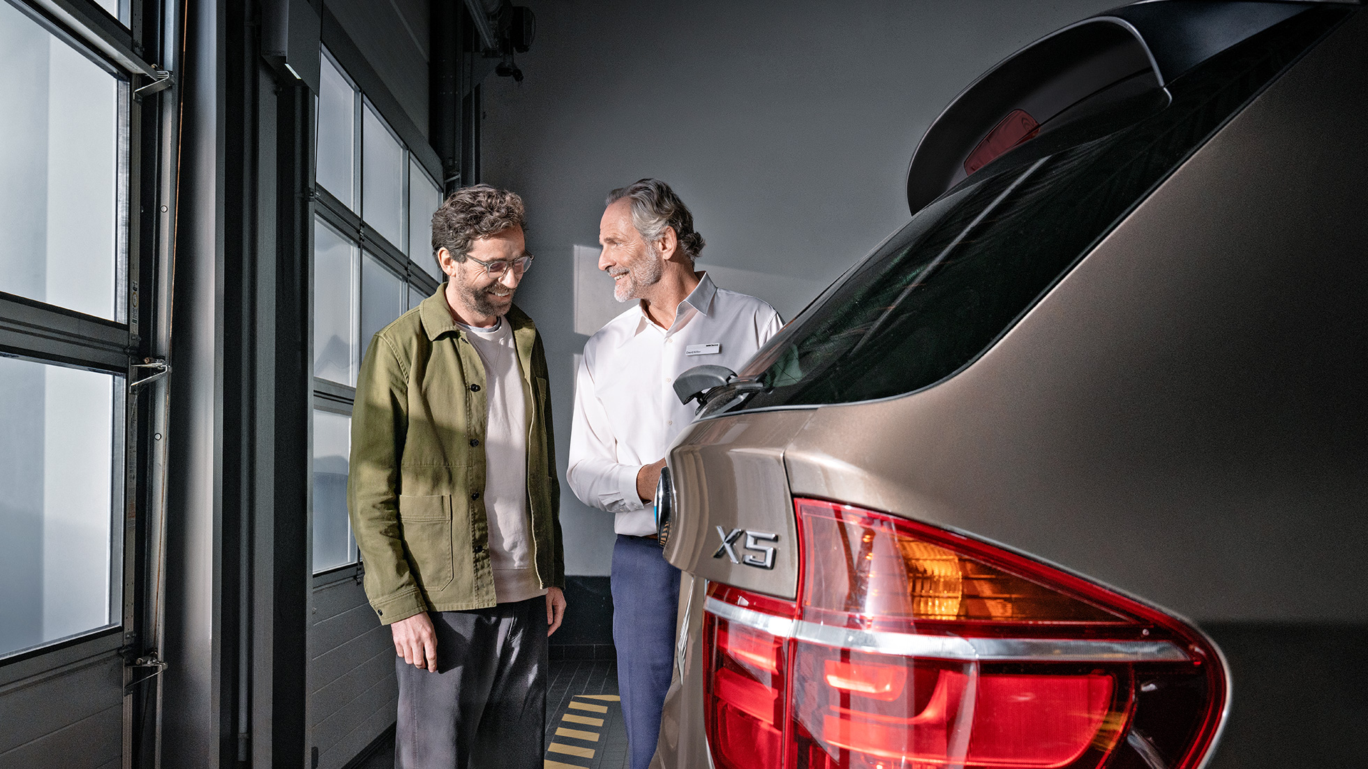 Сервис BMW, BMW Value Service Сервис BMW, BMW Value Service, мужчина в сервисном центре BMW