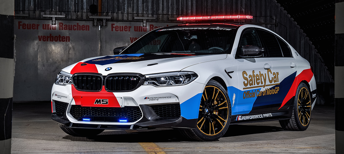 BMW M5 Motosport, вид спереди с поворотом в три четверти.. BMW M Performance Parts, BMW M5 Motosport, БМВ Спорт.