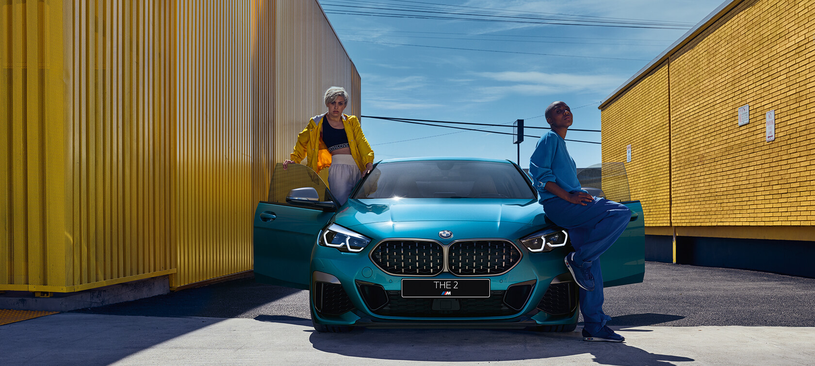 BMW 2 серии Gran Coupe, вид спереди автомобиля с открытыми передними дверьми BMW 2 серии Gran Coupe F44 синего цвета Snapper Rocks (металлик), вид спереди автомобиля с открытыми передними дверьми