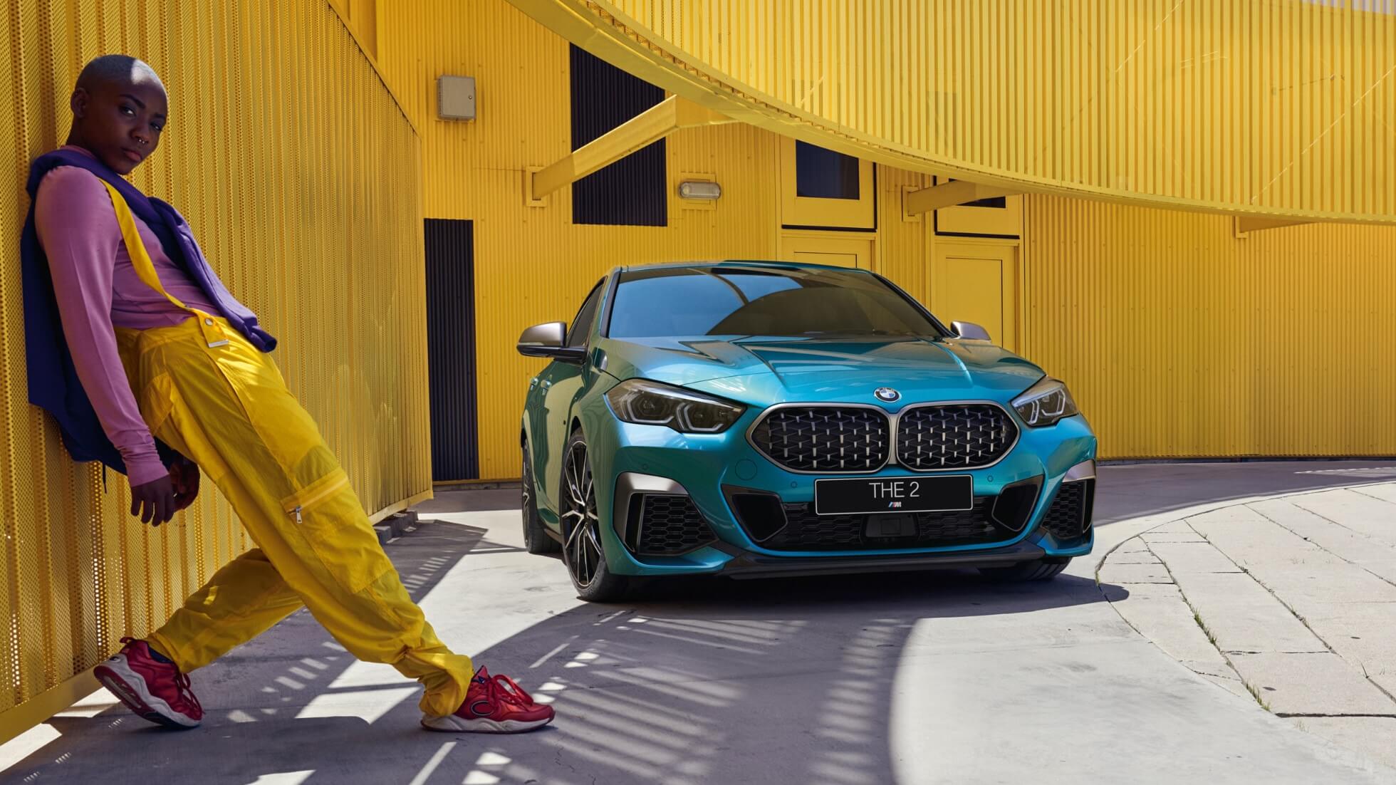 Передняя часть BMW 2 серии Gran Coupe BMW 2 серии Gran Coupe F44 синего цвета Snapper Rocks (металлик), решетка радиатора с характерными ламелями, вид спереди с поворотом в три четверти