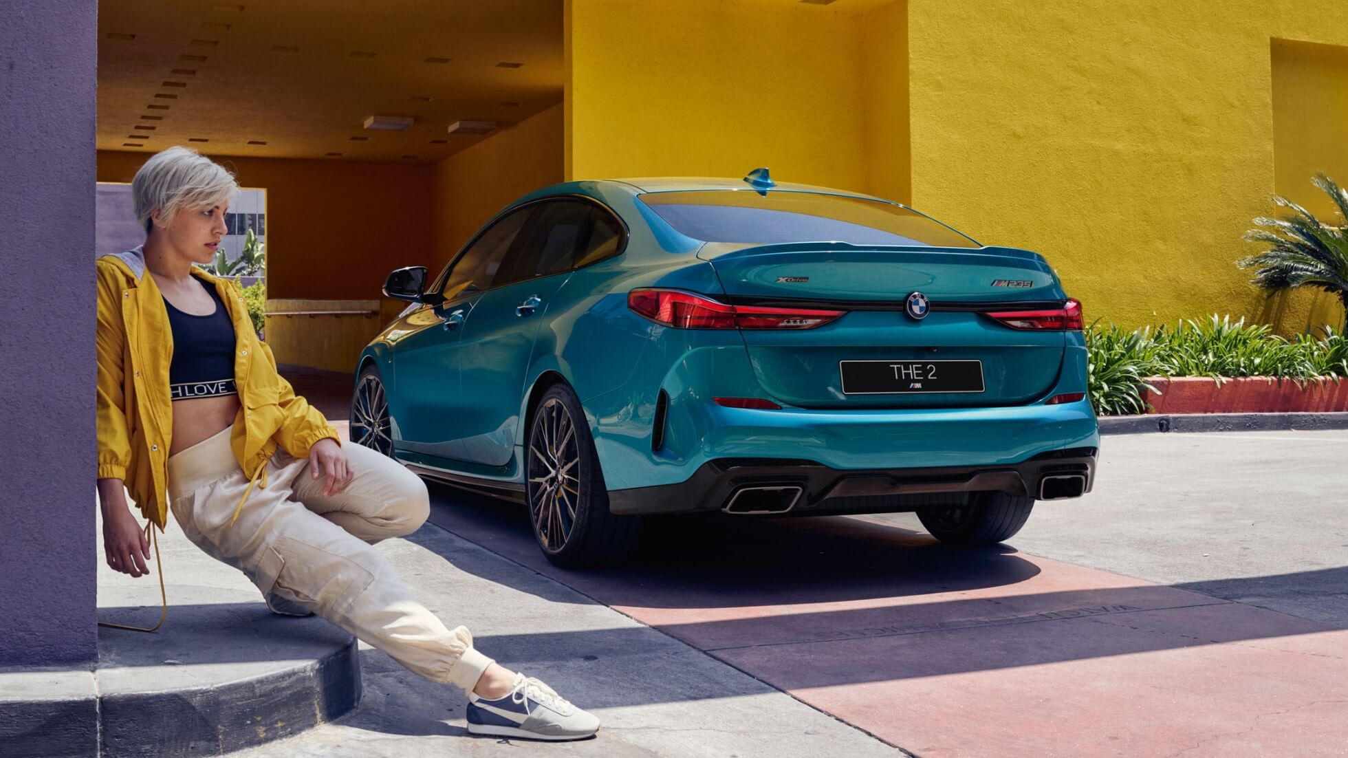 Мощная задняя часть BMW 2 серии Gran Coupe Мощная задняя часть BMW 2 серии Gran Coupe F44 синего цвета Snapper Rocks (металлик), вид сбоку с поворотом в три четверти