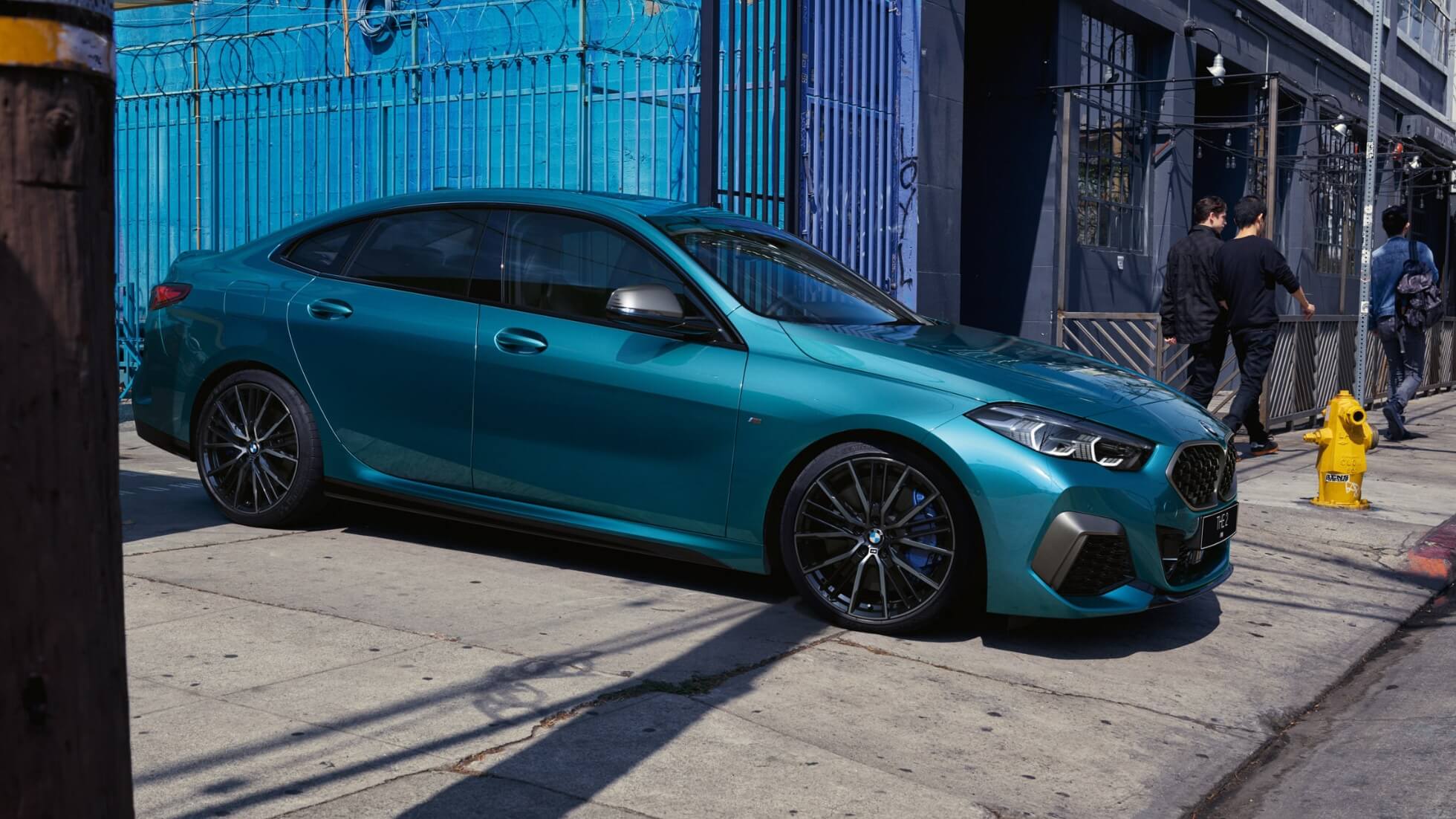 Характерный привлекательный силуэт BMW 2 серии Gran Coupe Характерный привлекательный силуэт BMW 2 серии Gran Coupe F44 синего цвета Snapper Rocks (металлик), вид сбоку