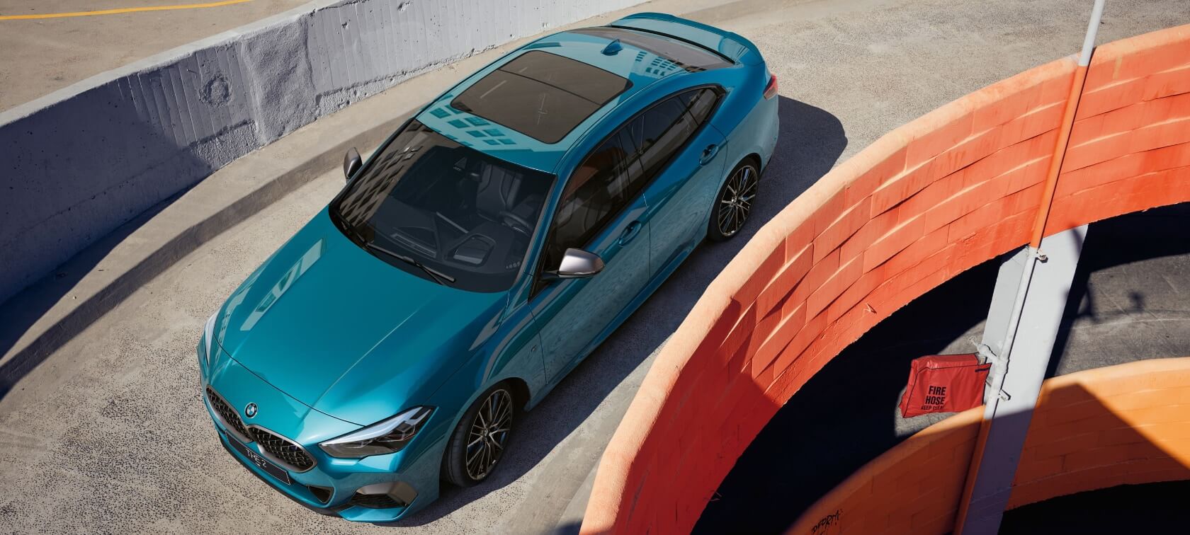 BMW 2 серии Gran Coupe, панорамная стеклянная крыша BMW 2 серии Gran Coupe F44 синего цвета Snapper Rocks (металлик), панорамная стеклянная крыша, вид сверху