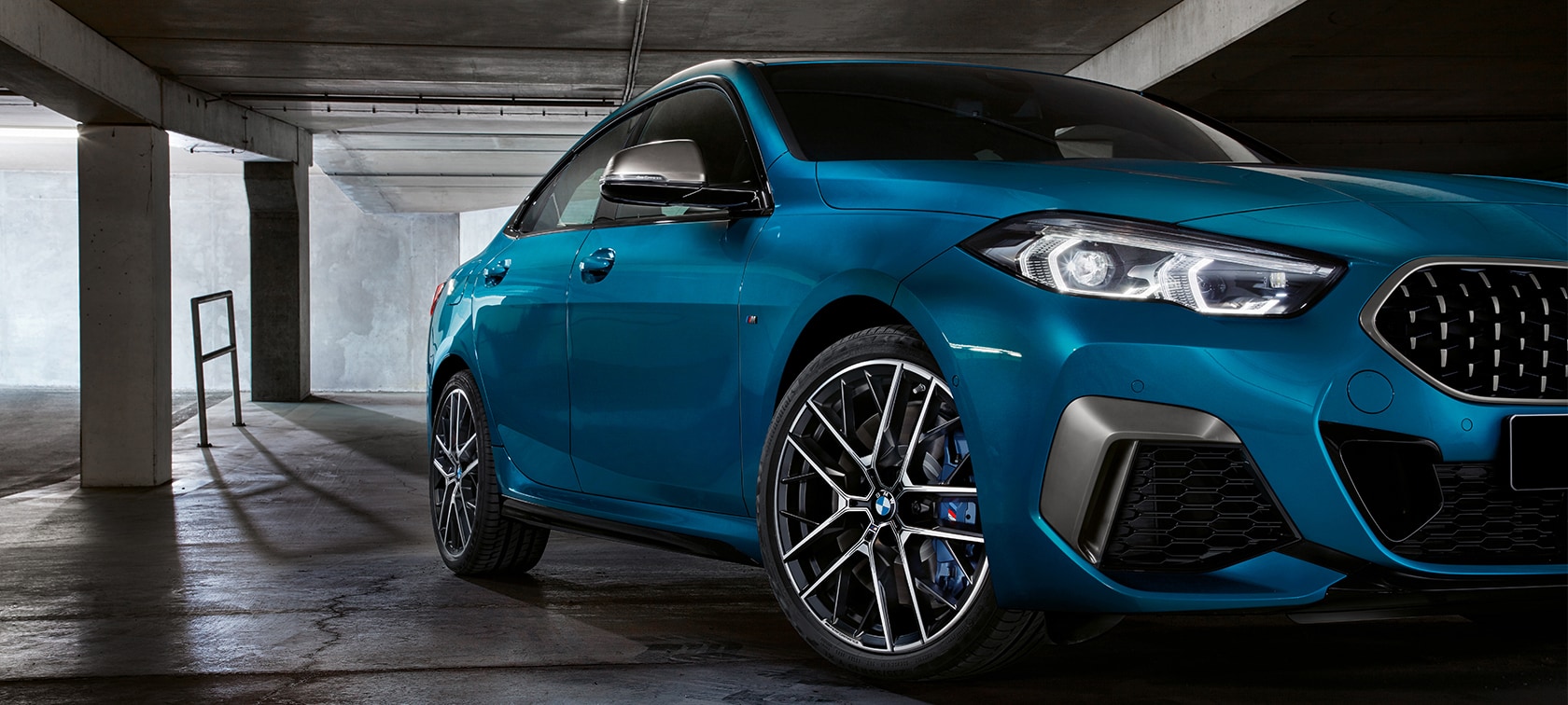 BMW 2 серии Gran Coupe, вид спереди с поворотом в три четверти BMW 2 серии Gran Coupe F44 синего цвета Snapper Rocks (металлик), вид спереди с поворотом в три четверти