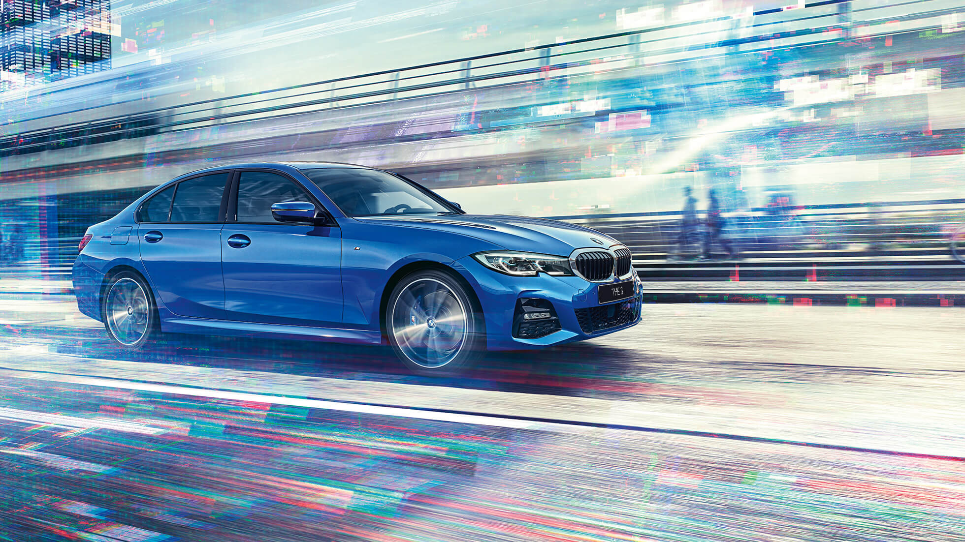 Седан BMW 3 серии, вид сбоку в движении G20 Вид седана BMW 3 серии в движении сбоку в дневное время на городских улицах G20.
