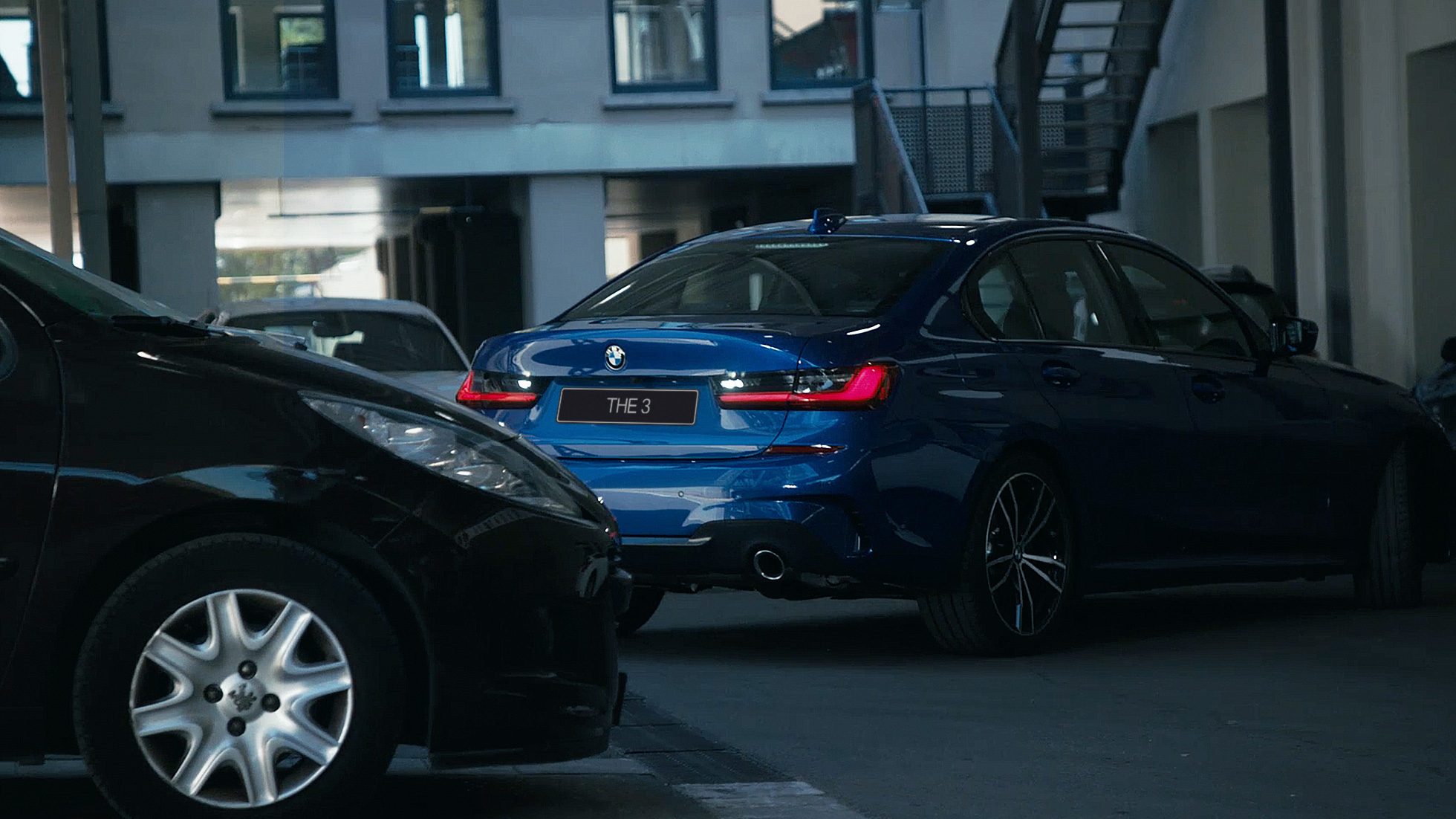 Седан BMW 3 серии, ассистент движения задним ходом G20 Крупный план дисплея панели приборов седана BMW 3 серии с информацией ассистента движения задним ходом G20.
