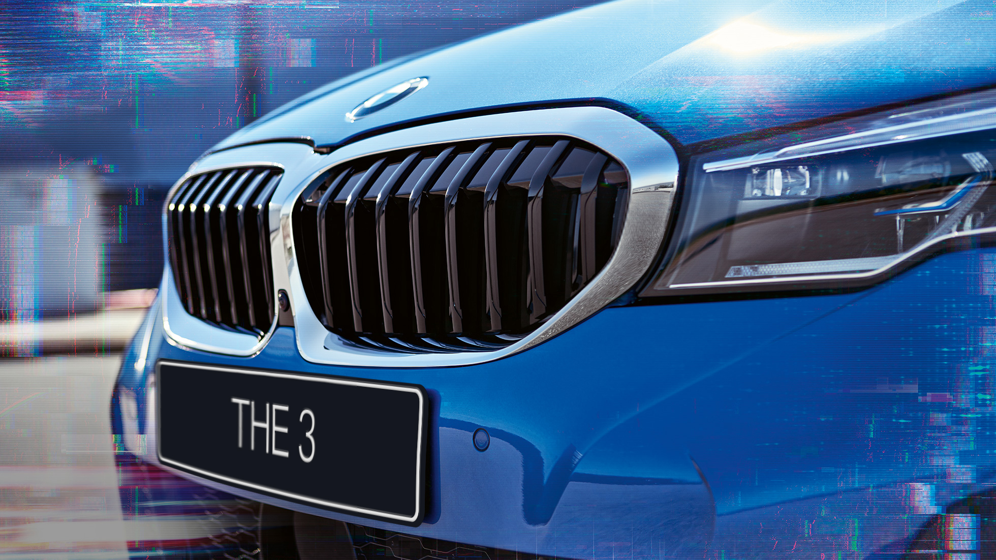 Седан BMW 3 серии, оригинальная сдвоенная решетка радиатора Крупный план сбоку оригинальной сдвоенной решетки радиатора седана BMW 3 серии.