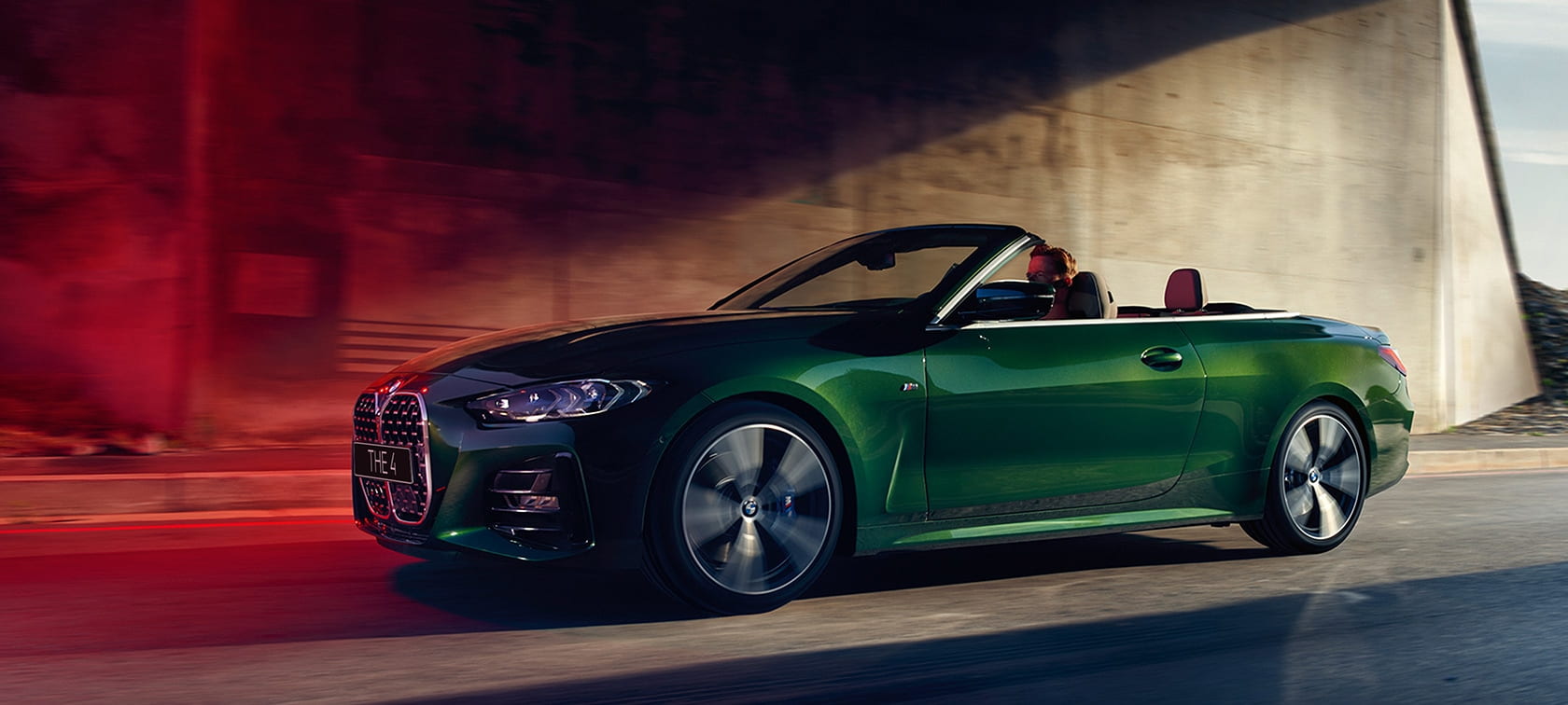 BMW 4 серии Cabrio G23 2020 "Зеленый Сан-Ремо металлик", вид сбоку в три четверти в движении