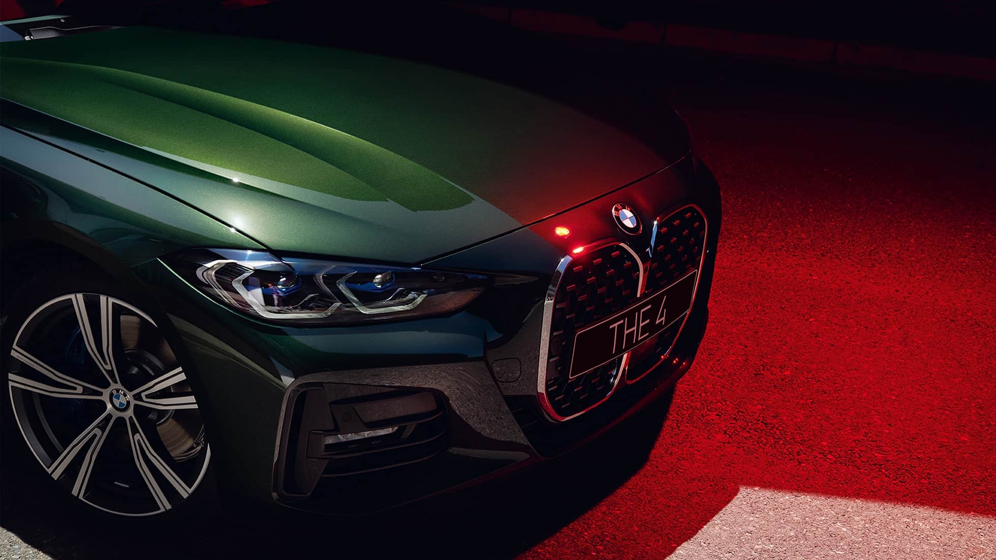 Двойная решетка радиатора BMW 4 серии Cabrio G23 2020, вид спереди BMW 4 серии Cabrio G23 2020 "Зеленый Сан-Ремо металлик", вид спереди в статике, двойная решетка радиатора крупным планом