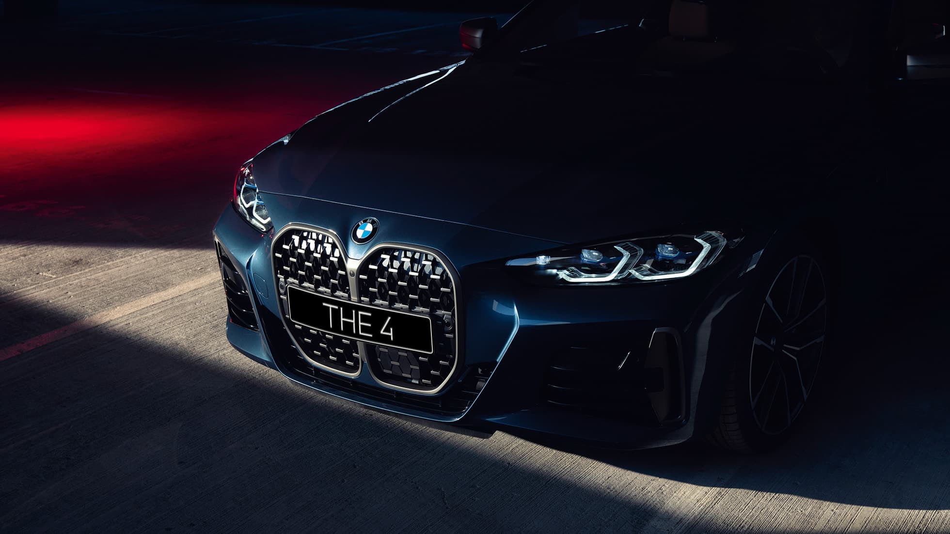 BMW 4 серии Coupé G22 2020 года, цвет «Синий Арктик Рэйс Арктик Рэйс» металлик, вид спереди, решетка радиатора, крупный план BMW 4 серии Coupé G22 2020 года, цвет «Синий Арктик Рэйс Арктик Рэйс» металлик, вид спереди, решетка радиатора, крупный план