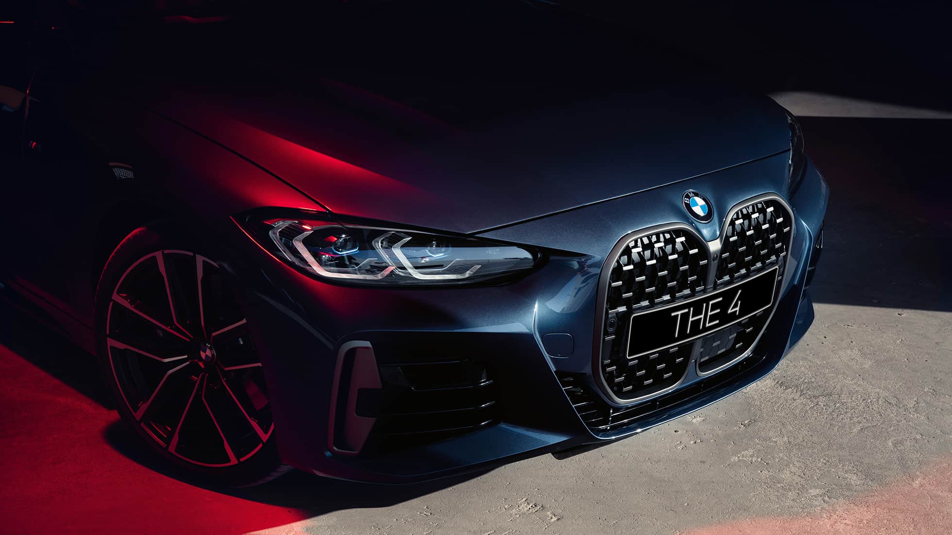 Решетка радиатора BMW 4 серии Coupe G22 2020 года, вид спереди с поворотом в три четверти BMW 4 серии Coupe G22 2020 года, цвет «Синий Арктик Рэйс Арктик Рэйс» металлик, вид спереди с поворотом в три четверти, решетка радиатора BMW