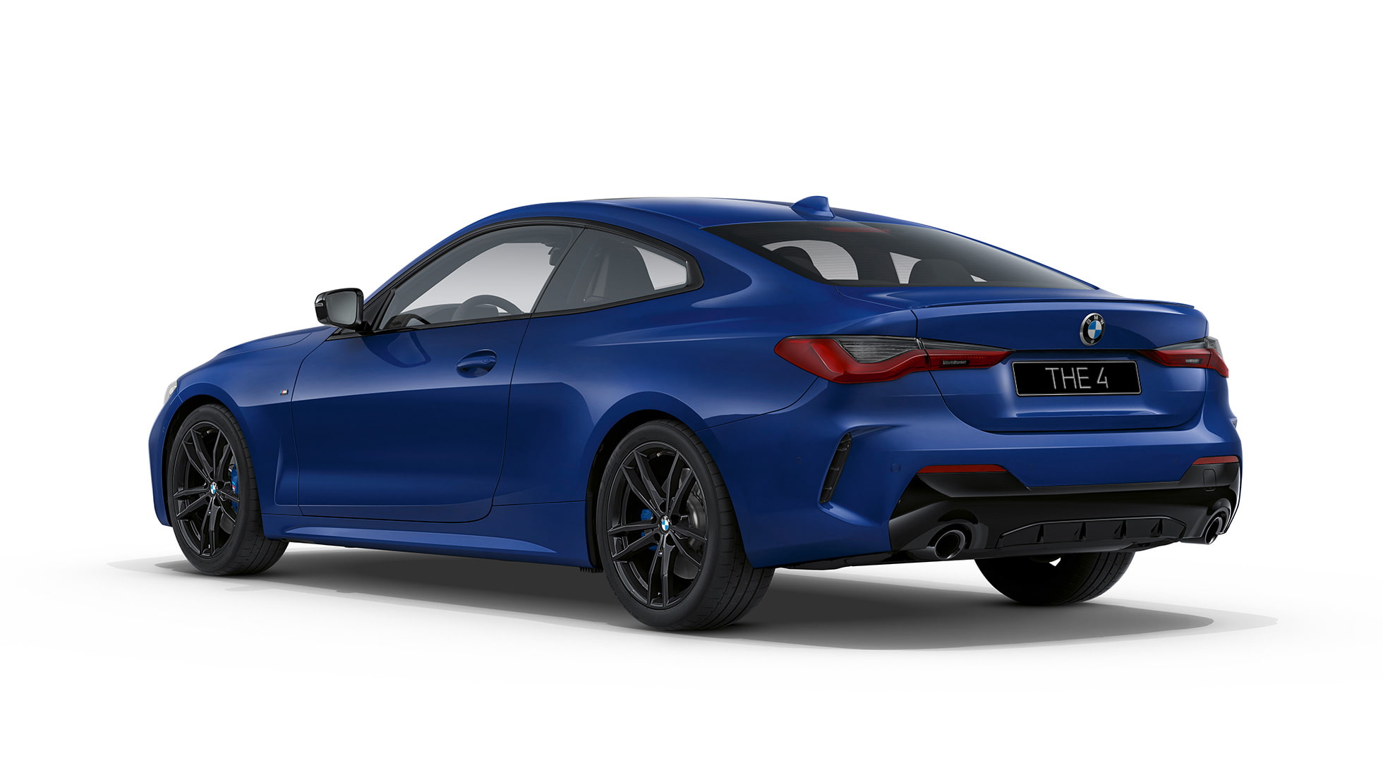 Вид модели BMW 4 серии Coupe G22 2020 года с пакетом M Sport сзади BMW 4 серии Coupe G22 2020 года с пакетом M Sport, цвет «Синий Арктик Рэйс» металлик, вид сзади с поворотом в три четверти