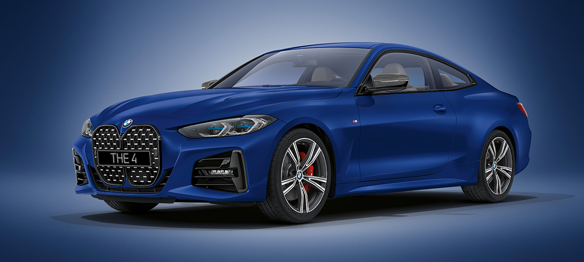 BMW 4 серии Coupe G22 2020 года, цвет «Морозный Синий Портимао» металлик BMW Individual BMW 4 серии Coupe G22 2020 года, цвет «Морозный Синий Портимао» металлик BMW Individual, в неподвижном состоянии, вид спереди с поворотом в три четверти