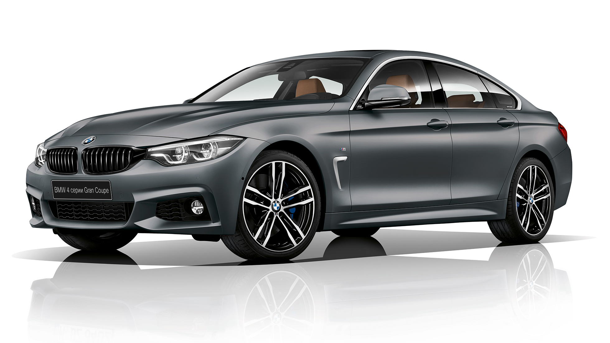 BMW 4 серии Gran Coupé, модель M Sport вид спереди с разворотом в три четверти BMW 4 серии Gran Coupé, модель M Sport вид спереди с разворотом в три четверти