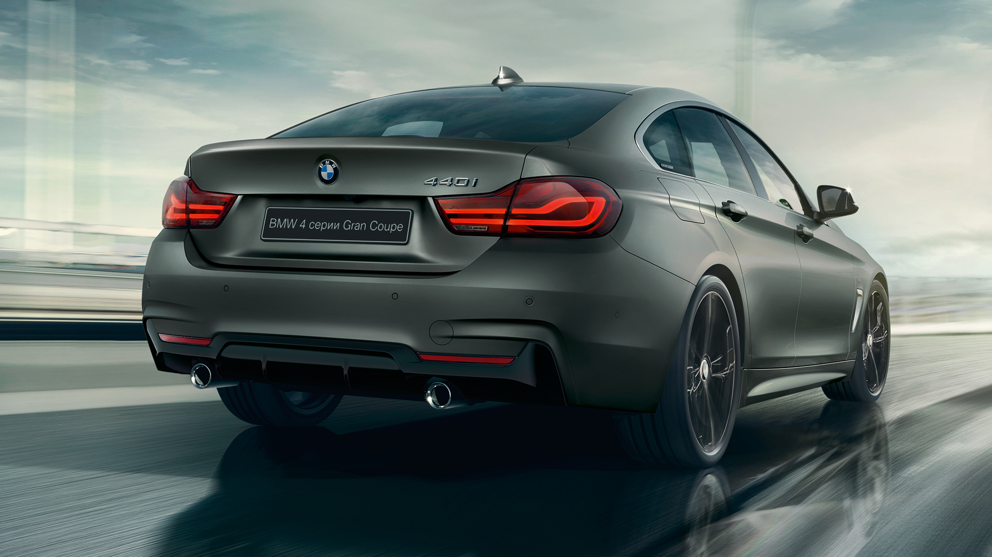 BMW 4 серии Гран Купе в движении, вид сзади BMW 4 серии Гран Купе в движении, вид сзади