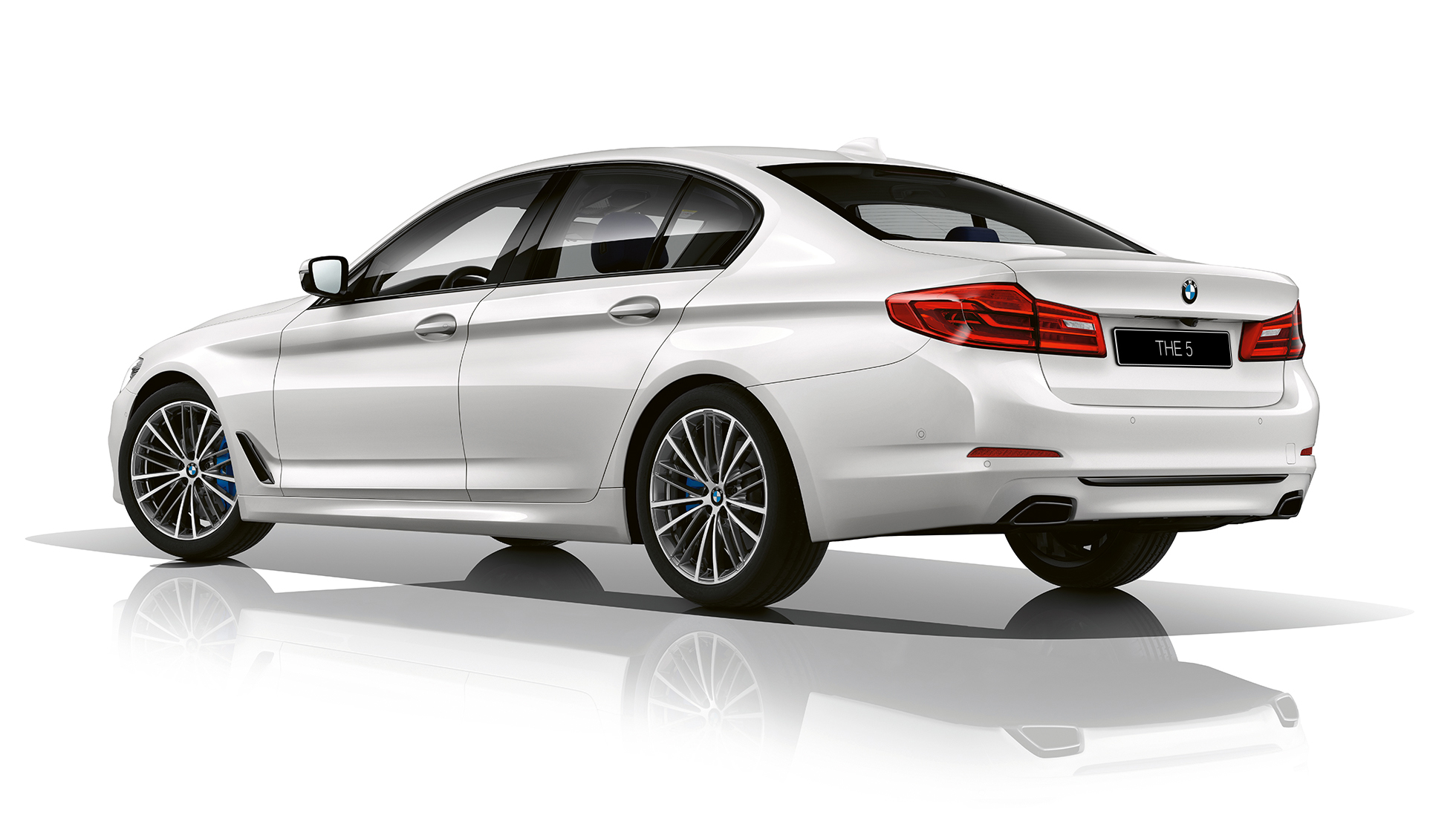 BMW 5 серия Sport Line, вид сзади с поворотом в три четверти BMW 5 серия Sport Line, вид спереди с поворотом в три четверти, внешний вид, экстерьер, БМВ