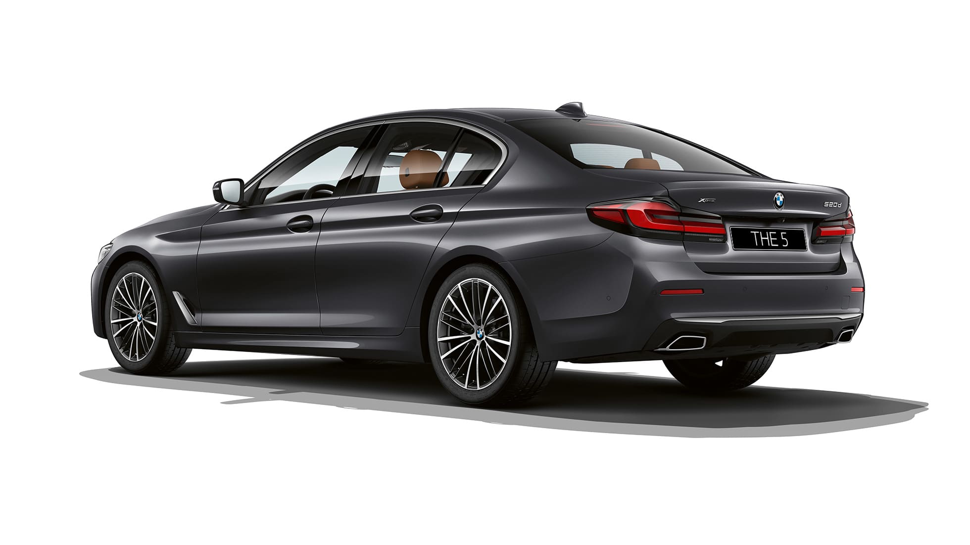 BMW 5 серии 540i G30 2020 года в базовой комплектации, цвет «Серый Софисто», вид сзади с поворотом в три четверти