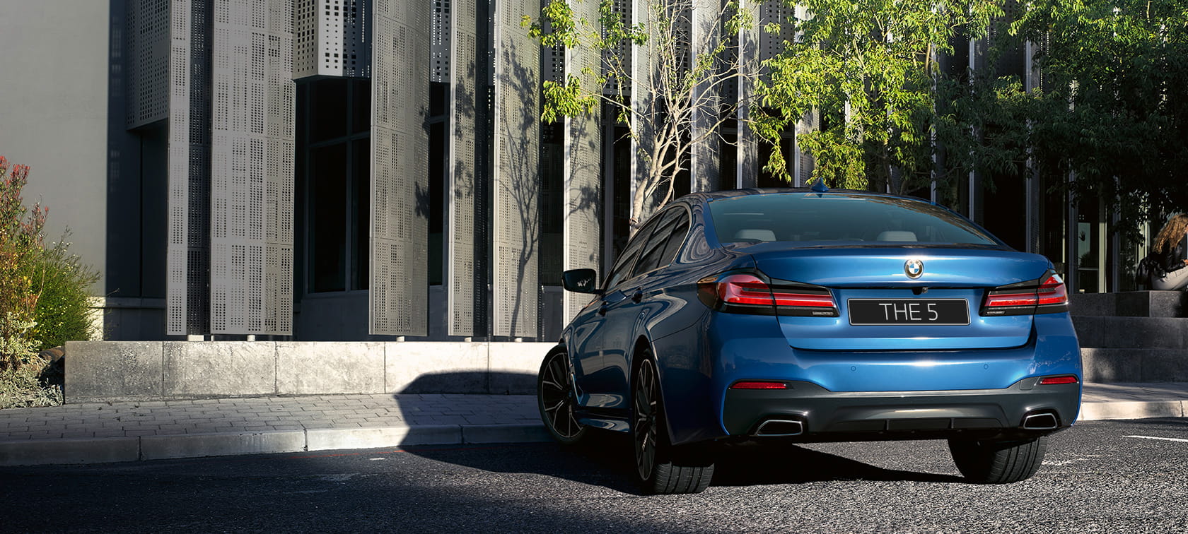 BMW 5 серии в неподвижном состоянии BMW 5 серии G30 (рестайлинг 2020 года), цвет «Синий Фитоник», вид сзади в неподвижном состоянии