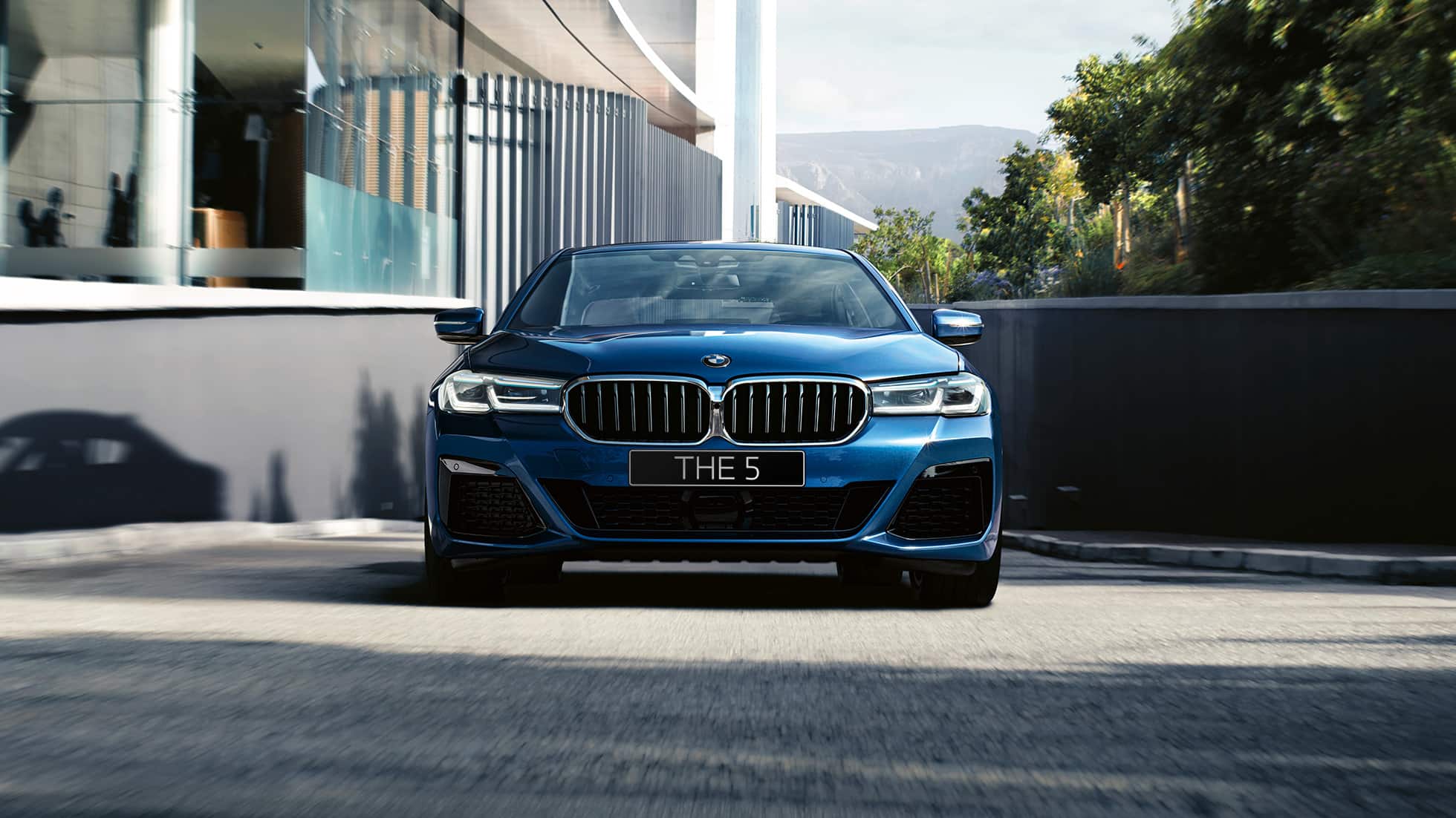 Фирменная решетка радиатора и передний бампер BMW 5 серии G30 Фирменная решетка радиатора и передний бампер BMW 5 серии G30 (рестайлинг 2020 года), цвет «Синий Фитоник», вид спереди крупным планом
