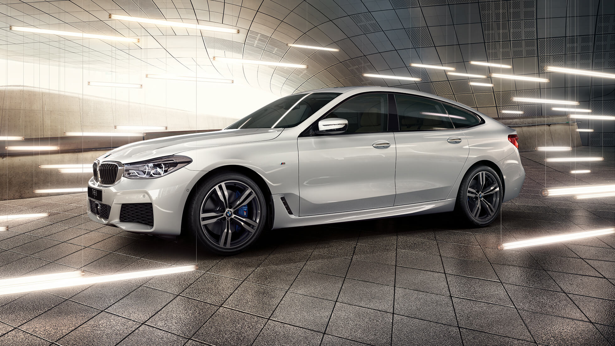 BMW 6 серии Гран Туризмо, вид сбоку. BMW 6 серии Гран Туризмо, вид сбоку, дизайн, внешний вид, на парковке.