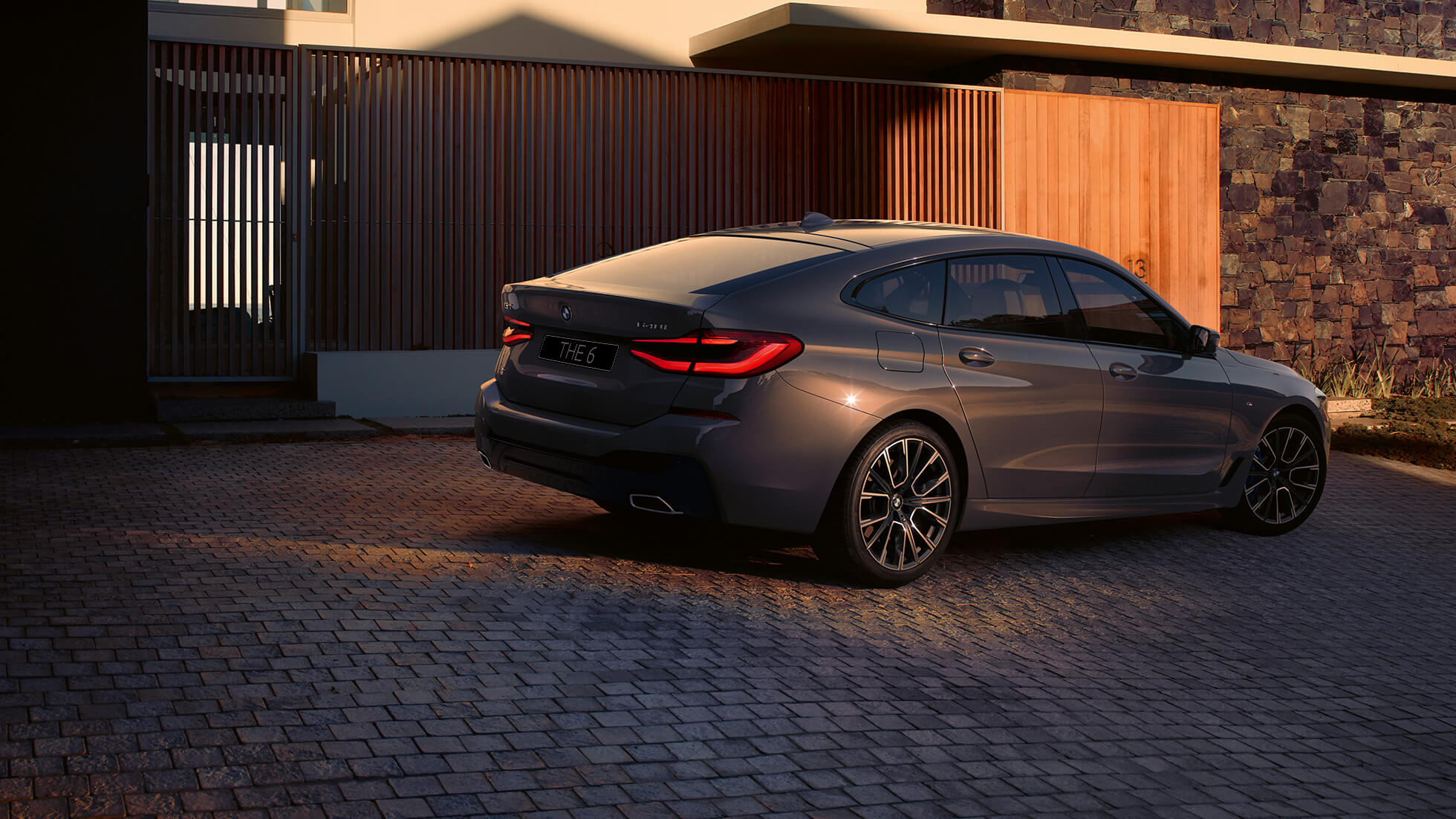 Дизайн задней части кузова BMW 6 серии GT G32 2020 года Дизайн задней части кузова BMW 6 серии GT 640i xDrive G32 2020 года, цвет «Серый Бернина», вид сзади