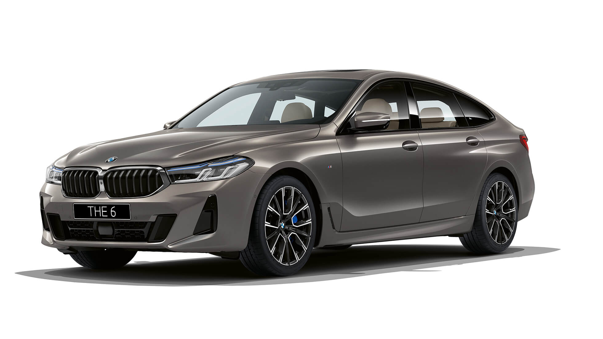 BMW 6 серии GT G32 2020 года с пакетом M Sport BMW 6 серии GT G32 640i xDrive 2020 года с пакетом M Sport, цвет «Серый Бернина» с эффектом янтарного мерцания, вид спереди с поворотом в три четверти