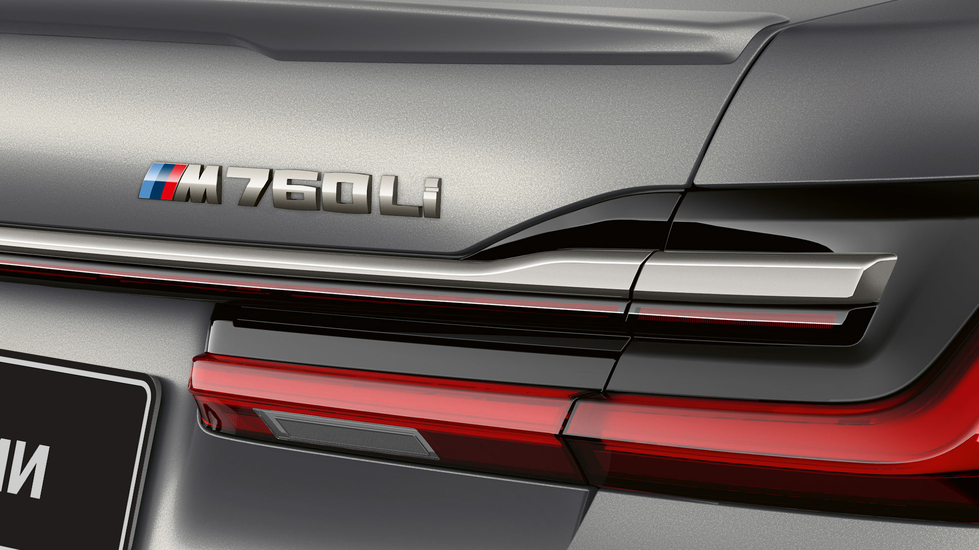 BMW 7 серии: крупный план эмблемы BMW M760Li BMW 7 серии: крупный план эмблемы BMW M760Li на задней части кузова