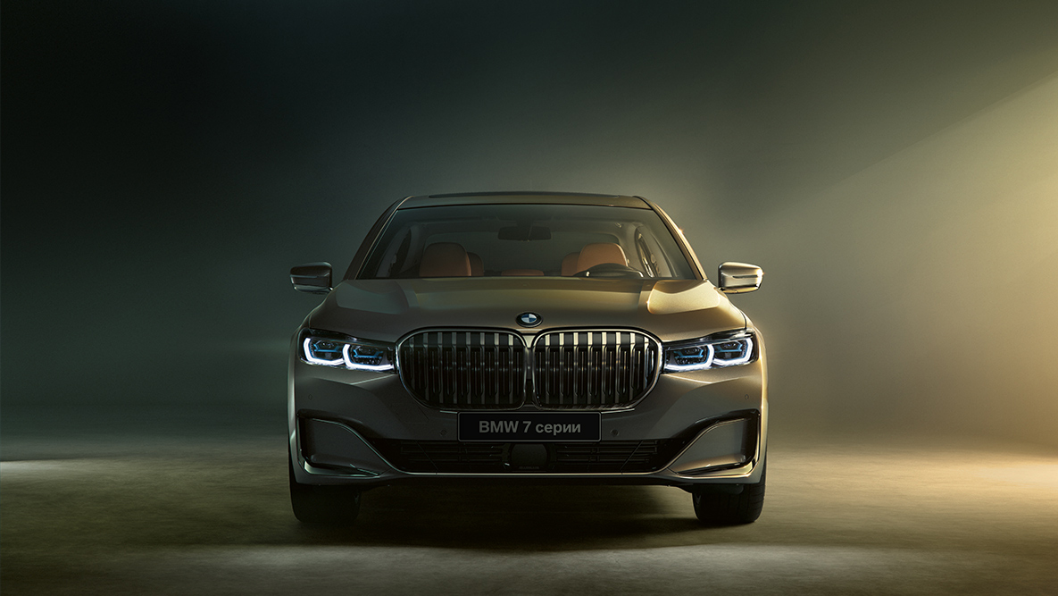 BMW 7 серии: вид спереди BMW 7 серии: вид спереди в условяих приглушенного освещения