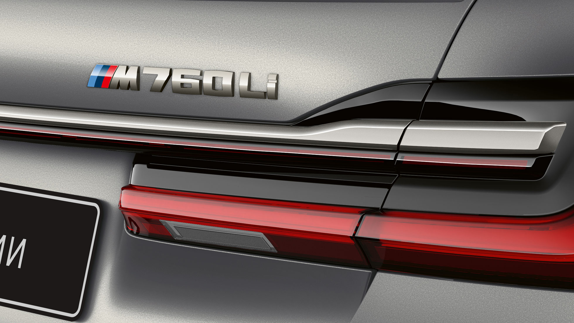 BMW 7 серии: крупный план эмблемы BMW M760Li BMW 7 серии: крупный план эмблемы BMW M760Li на задней части кузова