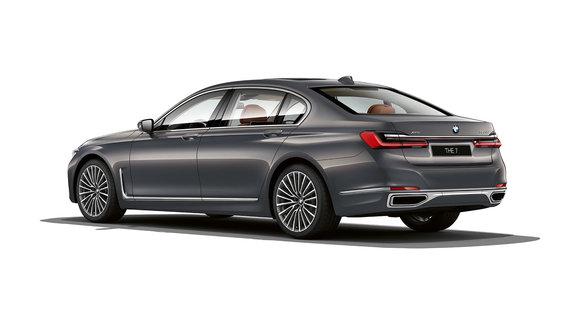 BMW 7 серии с дизайном Pure Excellence: вид сзади с поворотом в три четверти G11 BMW 7 серии серого цвета с дизайном Pure Excellence: вид сзади с поворотом в три четверти G11