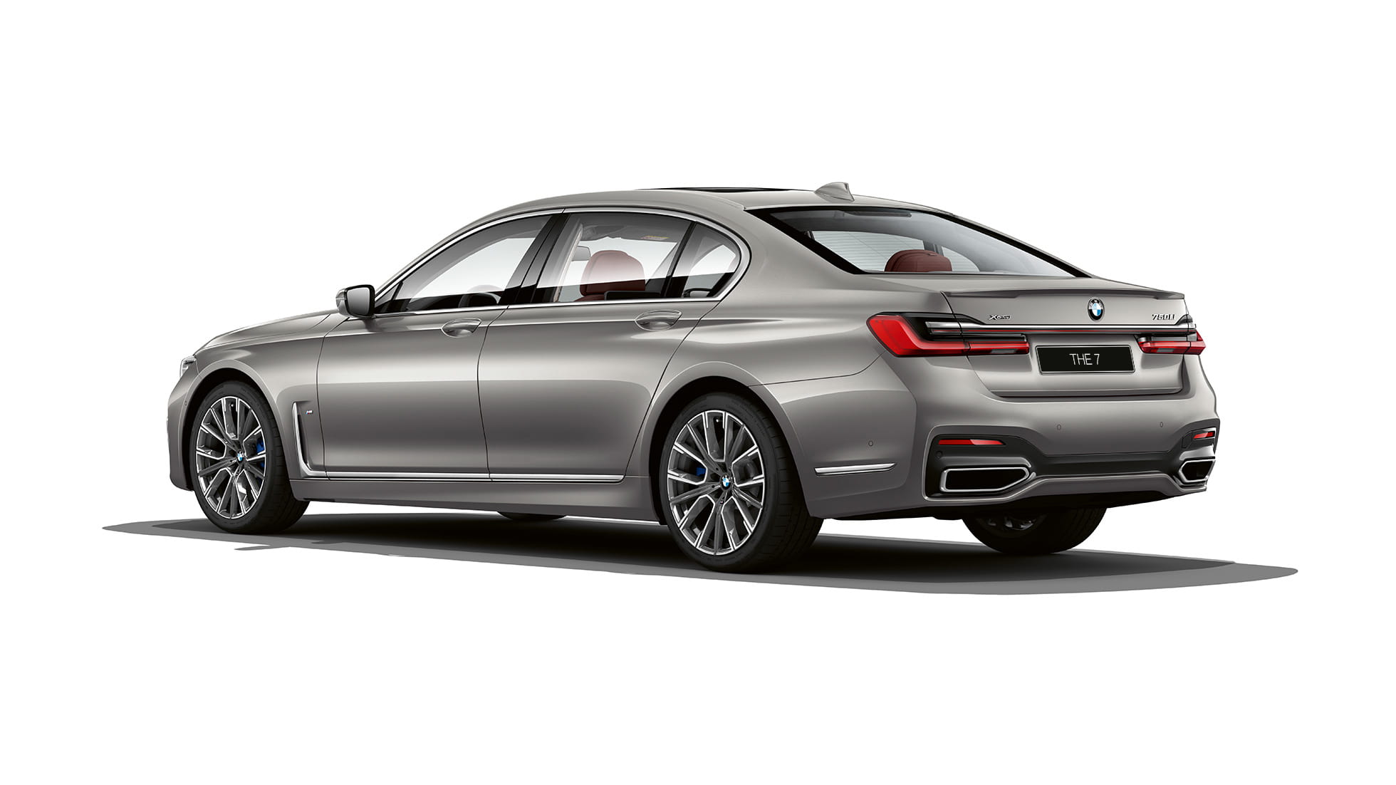 BMW 7 серии с пакетом M Sport: вид сзади с поворотом в три четверти G11 BMW 7 серии серого цвета с пакетом M Sport, вид сзади с поворотом в три четверти G11