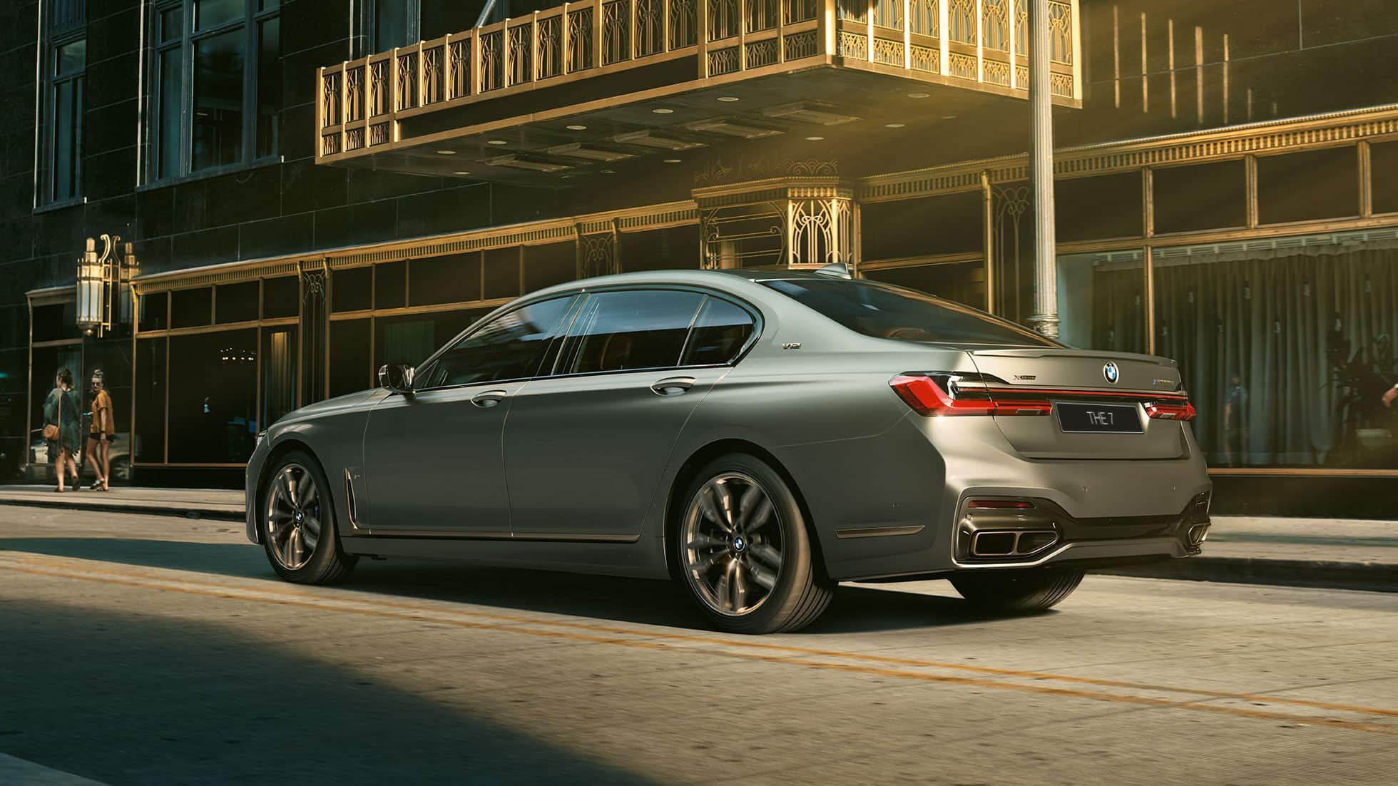 BMW M760Li xDrive с двигателем V12 G11 BMW M760Li xDrive: вид сзади сбоку на фоне городских небоскребов G11