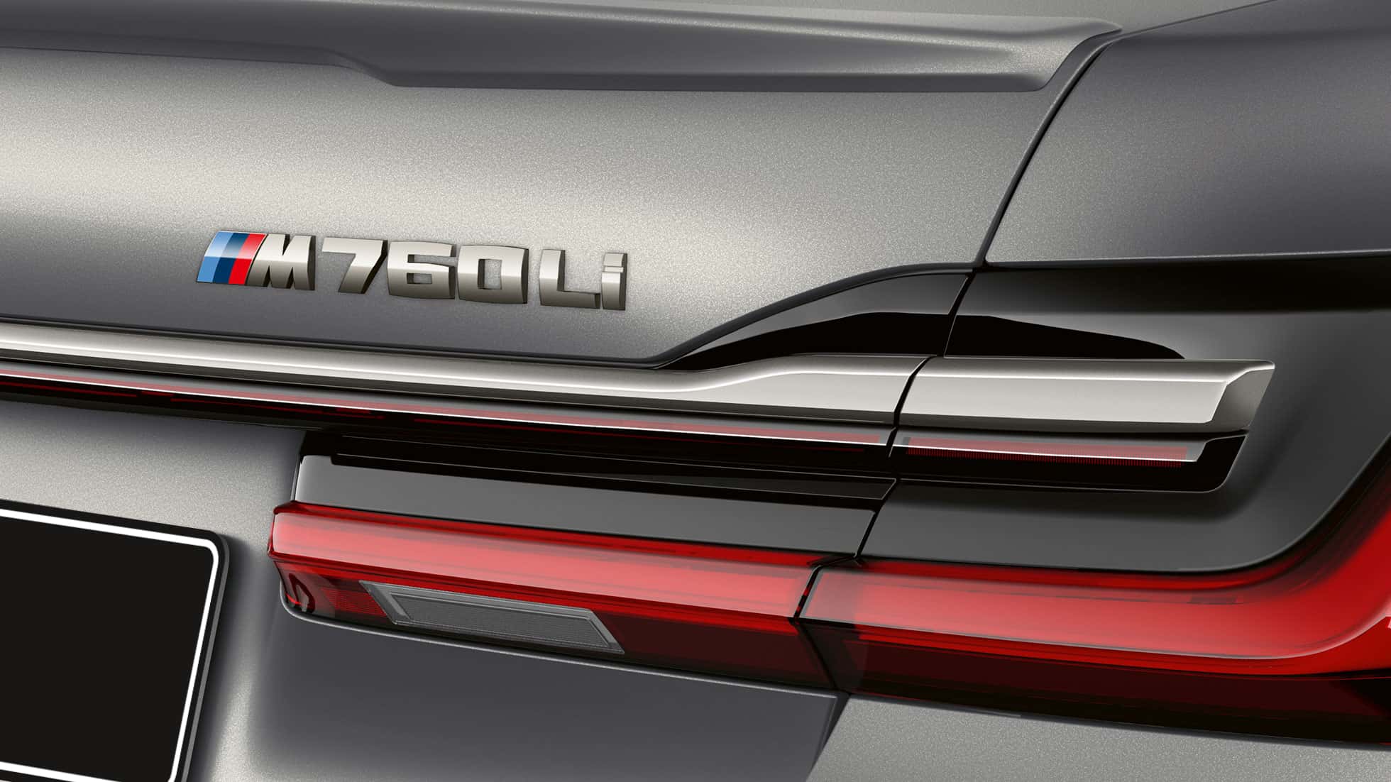 BMW 7 серии: крупный план эмблемы BMW M760Li G11 BMW 7 серии: крупный план эмблемы BMW M760Li на задней части кузова G11