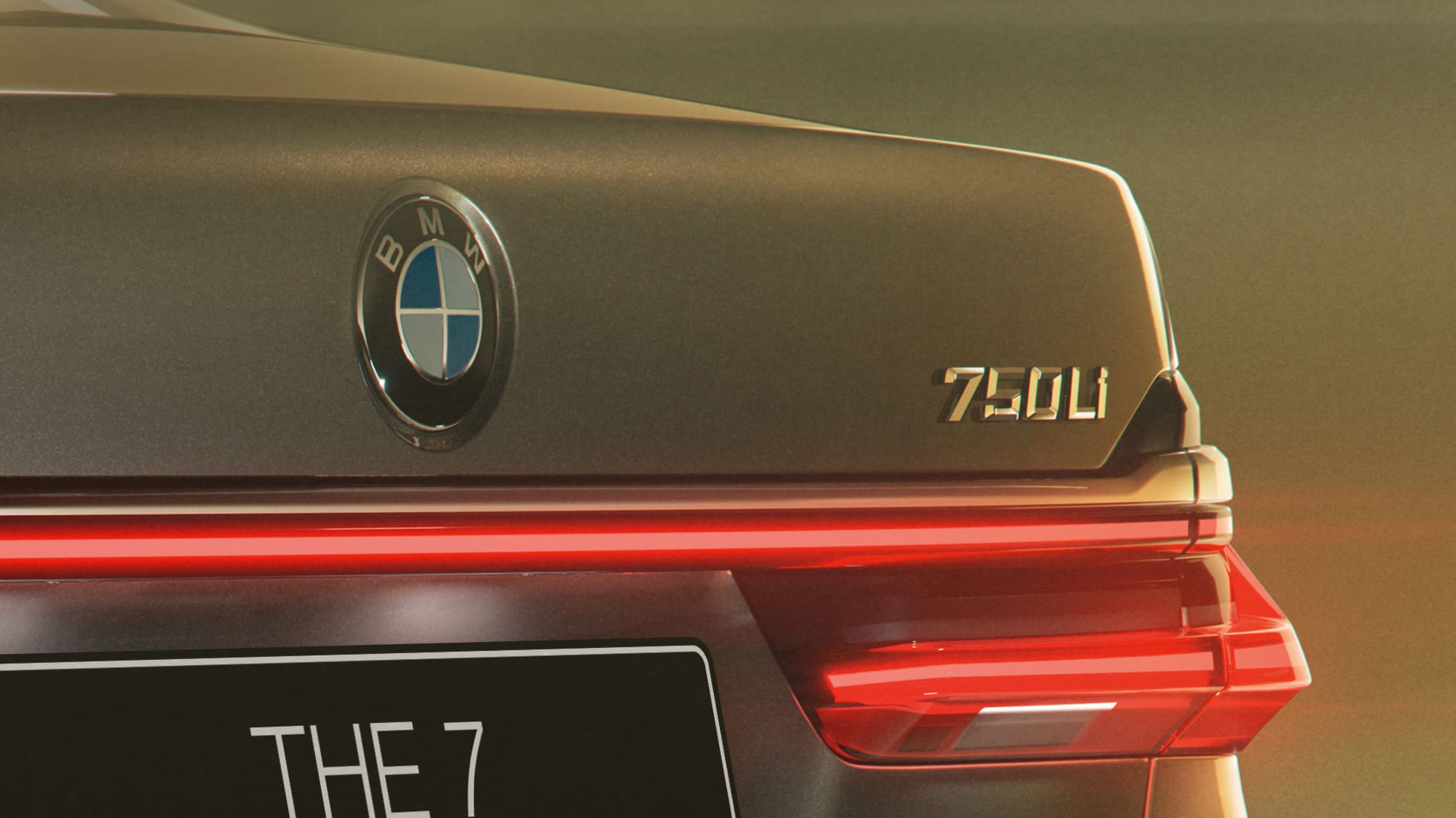 BMW 7 серии: эмблема 750Li на задней части кузова G11 BMW 7 серии: крупный план эмблемы 750Li на задней части кузова G11