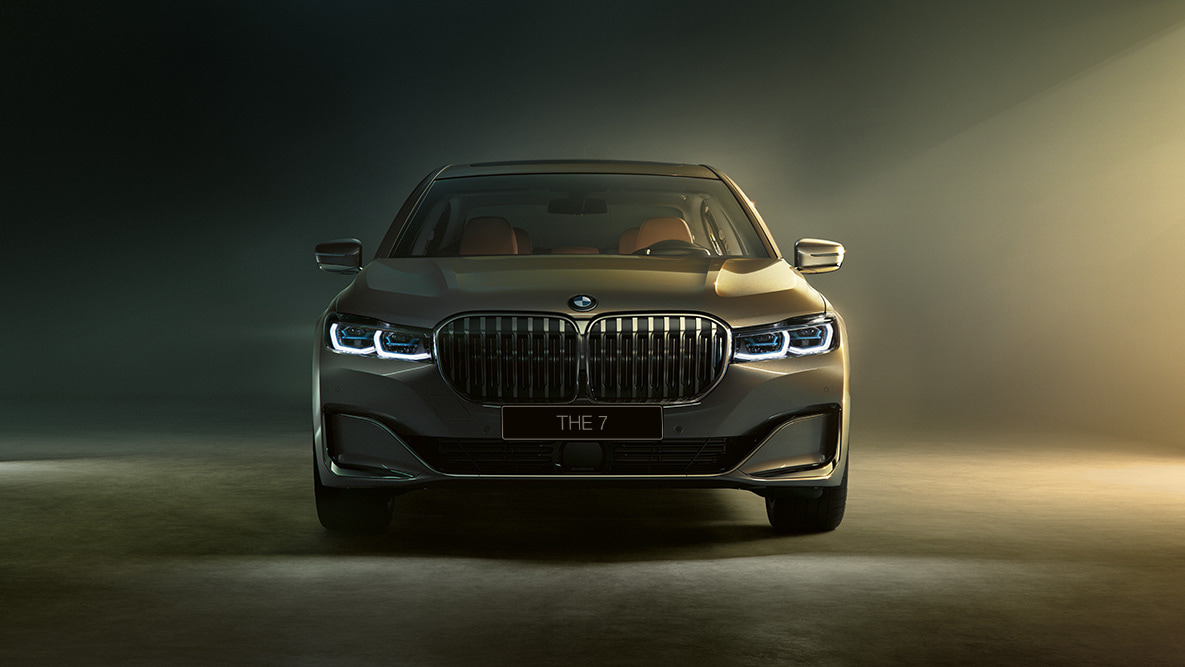 BMW 7 серии: вид спереди G11 BMW 7 серии: вид спереди в условяих приглушенного освещения G11