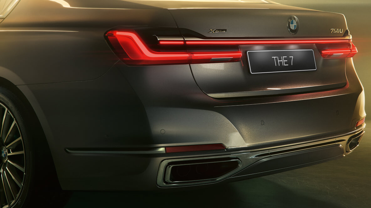 BMW 7 серии, вид спереди с поворотом в три четверти G11 BMW 7 серии: серый BMW, вид спереди с поворотом в три четверти в окружении потоков света G11