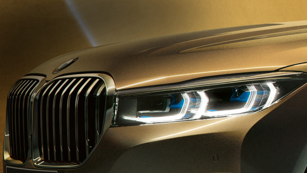 BMW 7 серии: лазерные фары G11 BMW 7 серии: лазерные фары с бело-синими свечением крупным планом G11