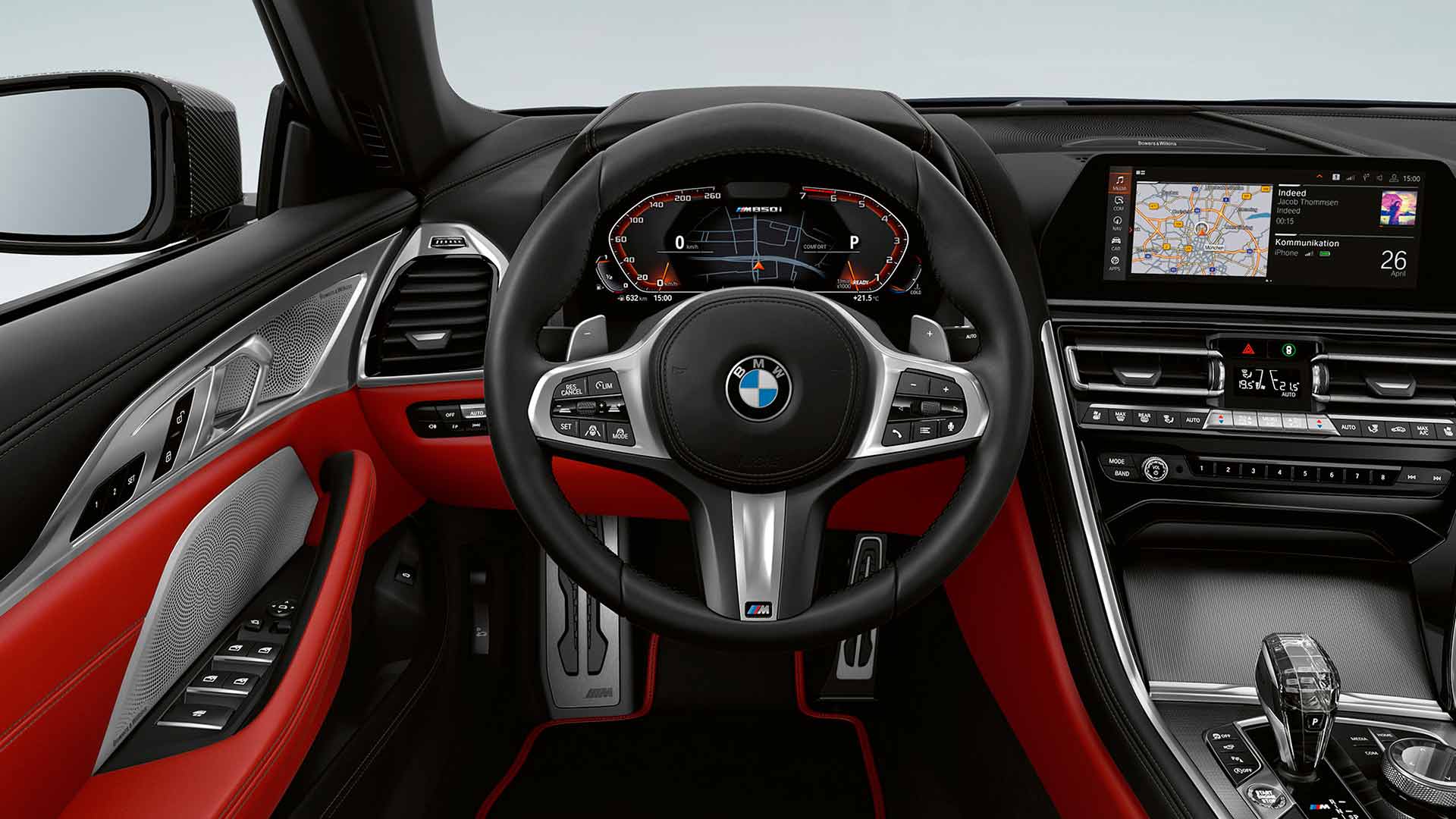 BMW M850i xDrive, металлик Черный Карбон, место водителя с обтянутым кожей рулевым колесом M. BMW M850i xDrive, металлик Черный Карбон, место водителя с обтянутым кожей рулевым колесом M.