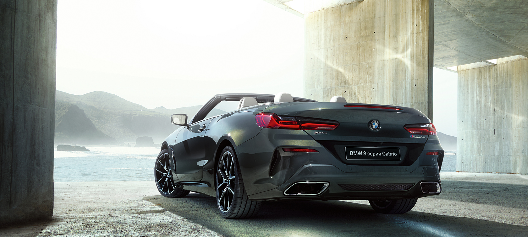 BMW M850i xDrive, металлик Серый Дравит, вид сзади слева с поворотом в три четверти. BMW M850i xDrive, металлик Серый Дравит, вид сзади слева с поворотом в три четверти.