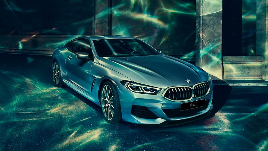 BMW 8 серии Coupe, вид справа сзади с поворотом в три четверти BMW 8 серии Coupe в городе, вид справа сзади с поворотом в три четверти.